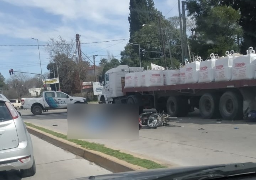 Accidente fatal entre un camión y dos motos en 66 y Ruta 36: una persona perdió la vida