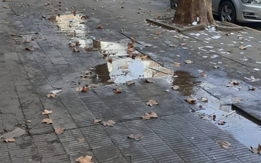 Vecinos reclaman por una pérdida de agua en la puerta del colegio Albert Thomas