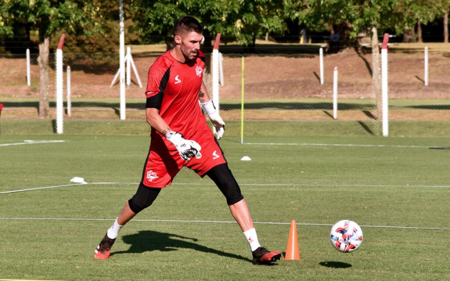 Mientras espera por Deossa, Estudiantes trabajó en Uruguay y no se retira del mercado