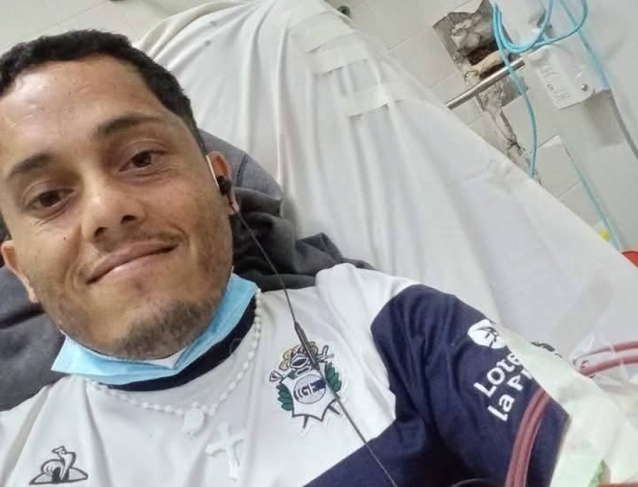 ”Caigo y me levanto”: no para de viajar a La Plata para cambiar su vida, una condición se lo impide y está a mitad de camino