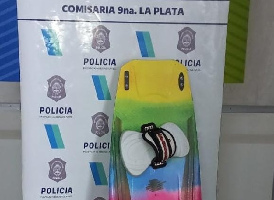 Se robó una tabla de surf, la quiso vender por las redes y la detuvieron en La Plata