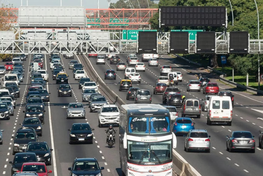 Una mujer discutió con su pareja y se tiró del auto en el medio de la General Paz