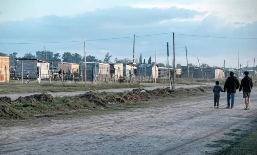 Violencia y droga en la mega toma de Los Hornos: una persona fallecida y otra herida