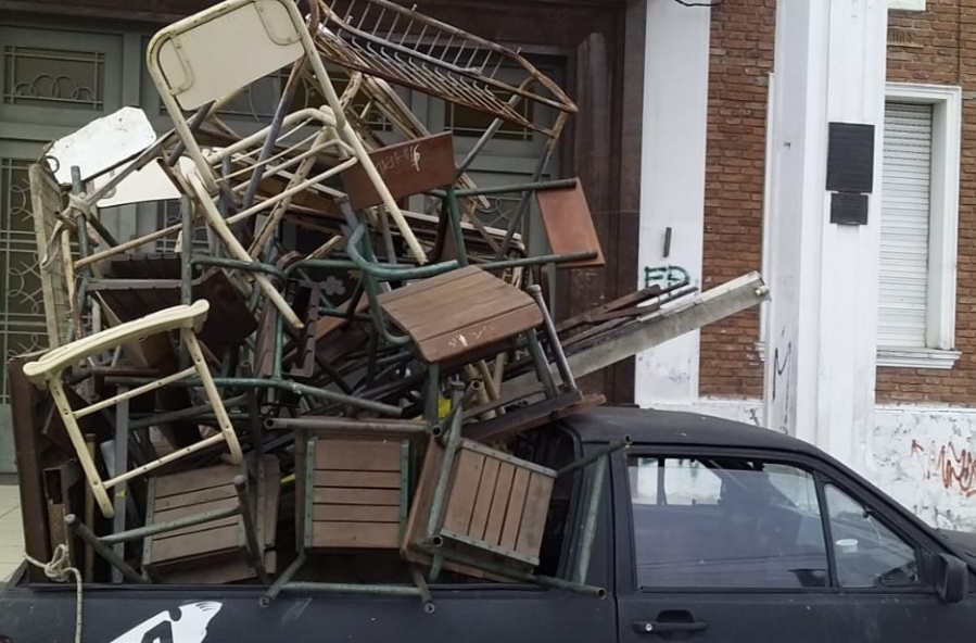 ”La gente te mira raro”: el platense que lleva una escuela en su auto y tiene una ”doble vida” que al principio generó ruido