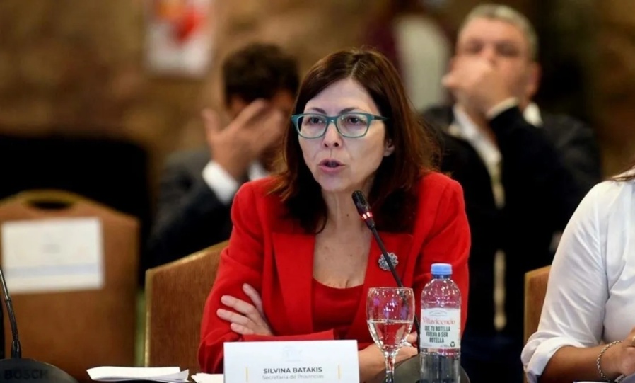 Batakis apuntó contra la idea de dolarización propuesta por Milei: ”El salario mínimo, vital y móvil sería de 24 dólares”