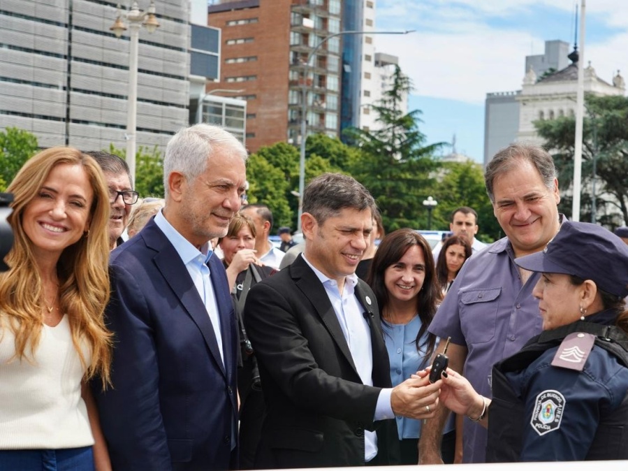 Alak, Kicillof entregaron 40 móviles policiales para La Plata con la presencia de Tolosa Paz