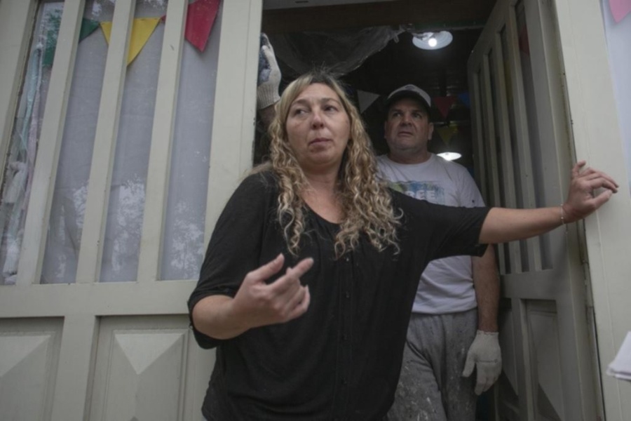 ”Si muerden te los mato”: dos delincuentes le robaron a la dueña de una pinturería en La Plata y amenazaron a sus mascotas