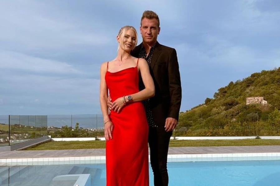 La novia de Maxi López subió una foto intrigante: ¿Está embarazada?