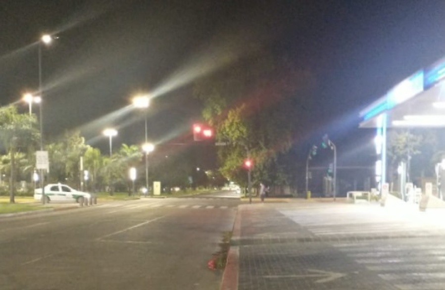 En búsqueda del ”joven de bigotitos”: Se olvidaron algo muy importante en un taxi de La Plata y ahora buscan al chofer