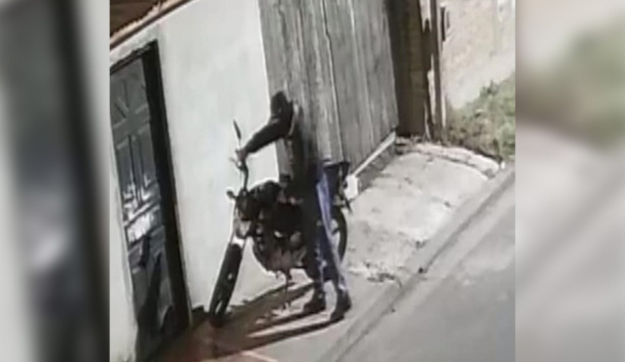 Quedó grabado mientras robaba una moto en La Plata y ahora piden ayuda para recuperarla