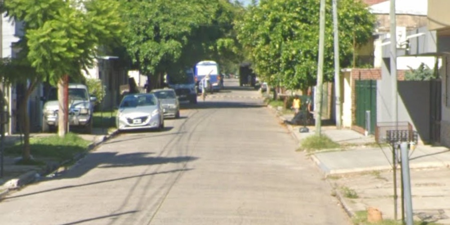 Delincuentes ingresaron a una casa en La Plata: robaron una riñonera de Boca