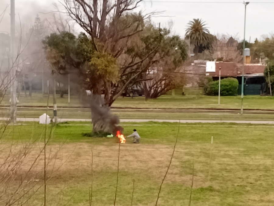 Vecinos de Los Hornos denunciaron que un sujeto roba y quema cables de la zona