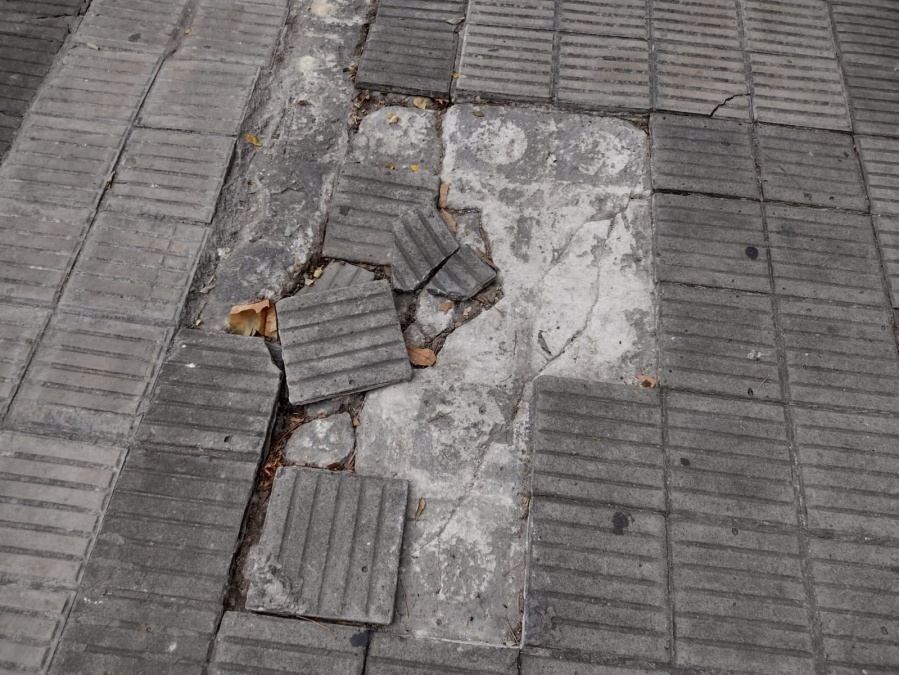 En un tramo de avenida 13 reclamaron por la situación de las veredas con baldosas destrozadas