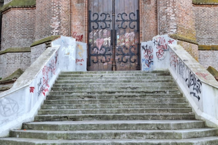 Vandalizaron la Catedral de La Plata: aparecieron pintadas con aerosol en una de las históricas puertas