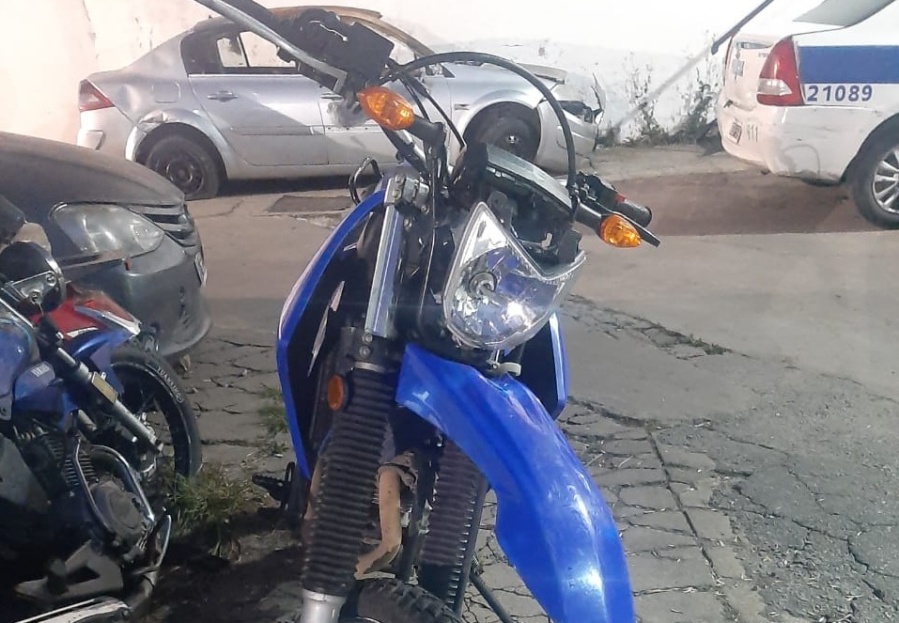 Se trasladaban en una moto robada, los detuvieron y ahora los investigan