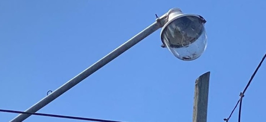 Vecinos de 157 y 70 reclaman que colocaron iluminarias en la calle que no funcionan