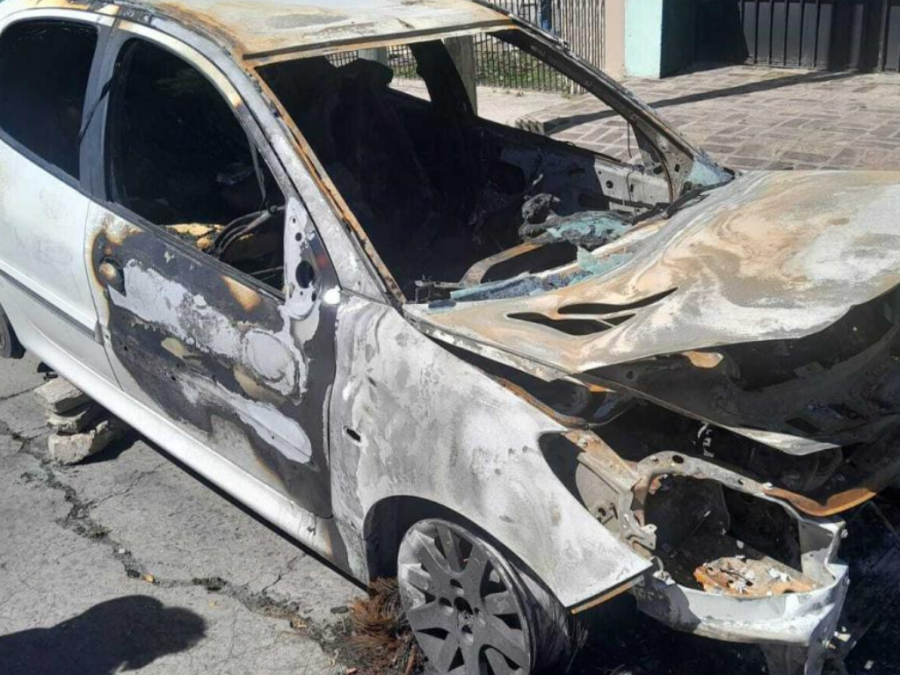 Buscan a un hombre pirómano acusado de incendiar al menos ocho vehículos