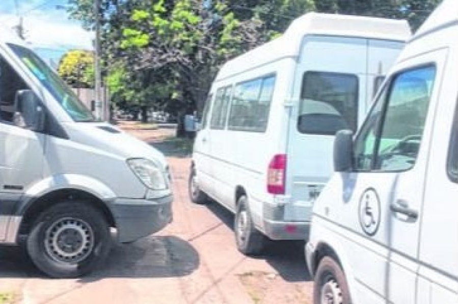 Vecinos de 22 y 63 se quejaron por autos que estacionan en la vereda y complican el tránsito peatonal