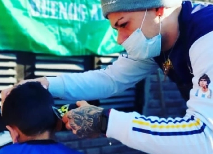 ”Solamente nos faltan los juguetes”: La movida del ”peluquero solidario” platense para este Día del Niño
