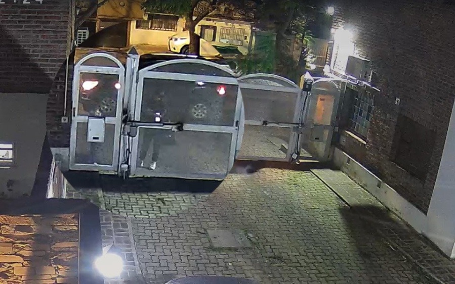 Miedo y tensión: dos delincuentes armados sorprendieron a una familia en La Plata