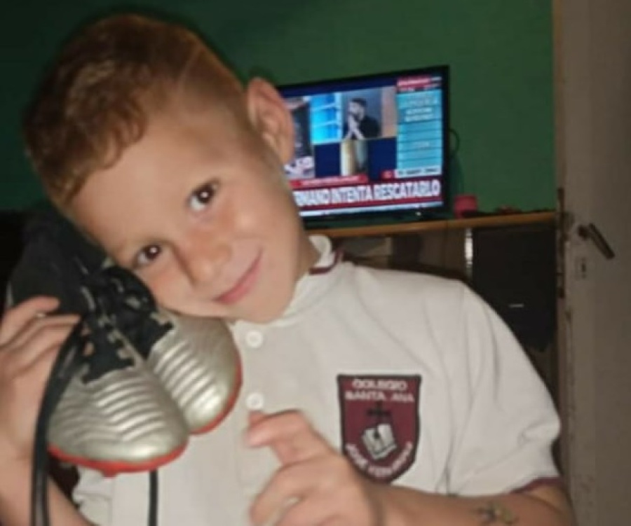 Un extraño botín de fútbol con aroma a Papá Noel movilizó a toda La Plata: ”Estaba re triste porque tenía partido”