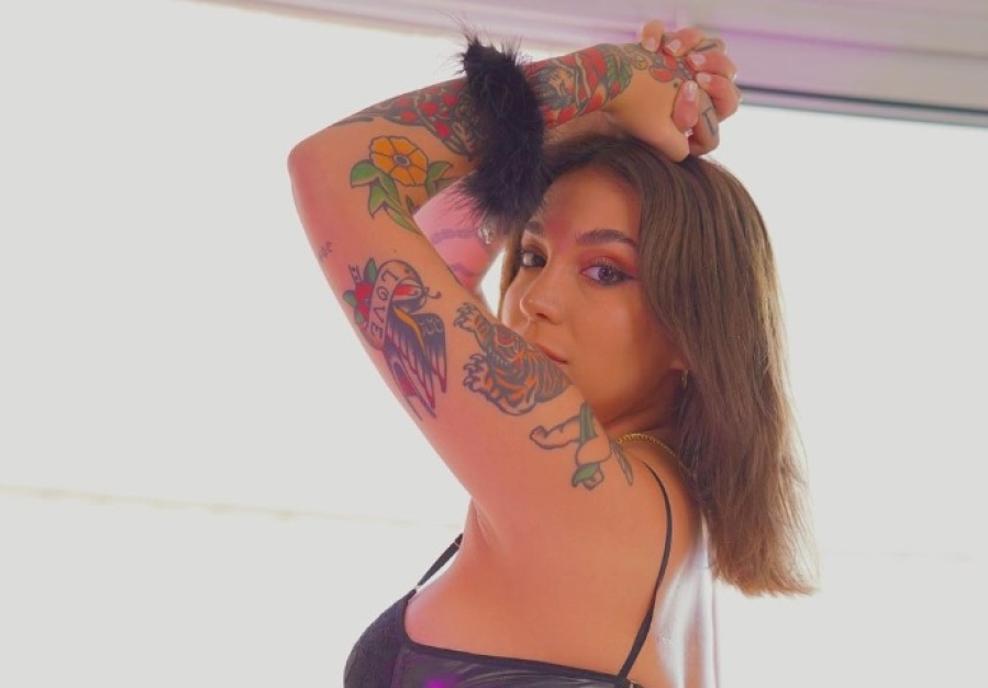 Luciana Milessi y una foto posando arriba de una cama que ”enamoró” a sus miles de seguidores