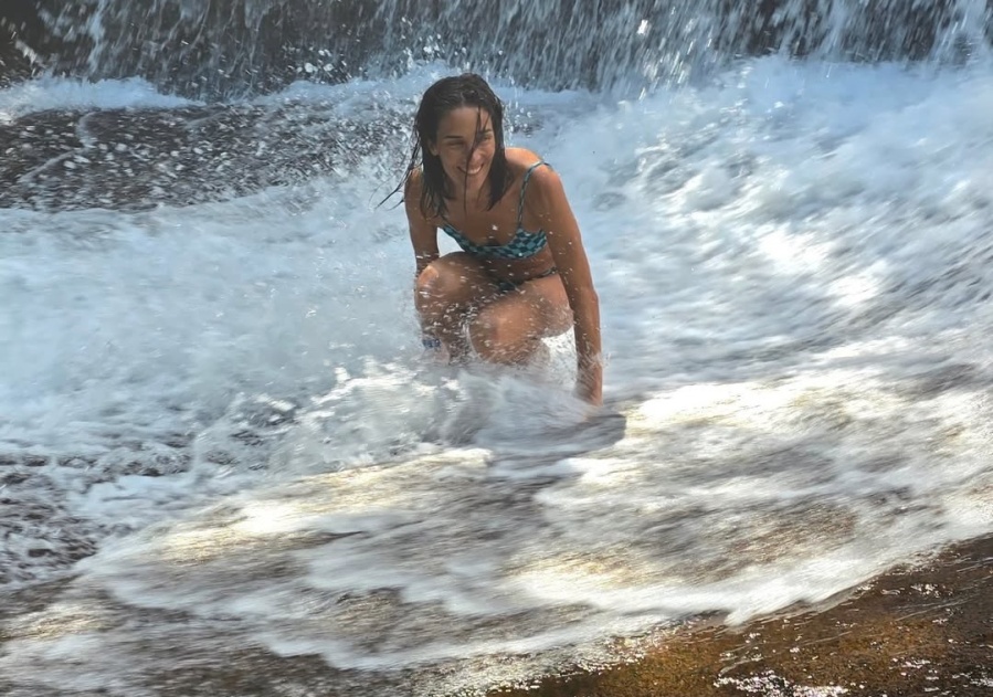 Juana Viale fue furor por su ”topless” en pleno viaje: ”La felicidad de llegar a destino”