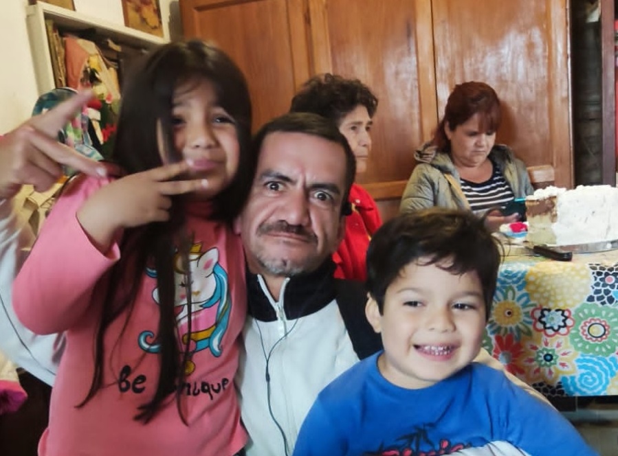 Se “exilió” de Berazategui, amó La Plata, es el rey de la madera y hoy todos quedan fascinados: ”Se me pianta un lagrimón”