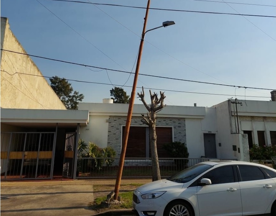 En Tolosa temen por un poste inclinado a pocos metros de una escuela técnica