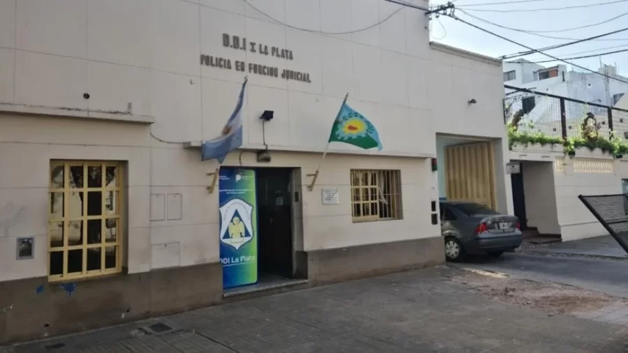 Un policía fue hallado muerto con un balazo en la cabeza en su casa de 72 entre 3 y 4: investigan si se trató de un suicidio