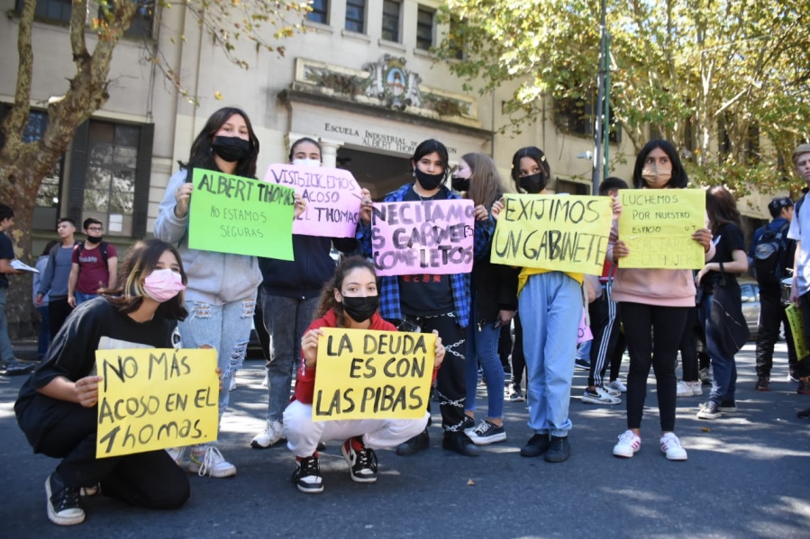 Alumnos y alumnas del colegio Albert Thomas reclaman mejoras edilicias: ”No tenemos ni luz”