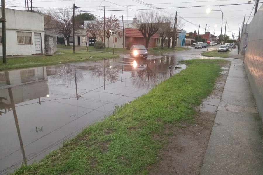 Vecinos de Los Hornos denuncian pozos y falta de sistema de desagüe: “Caen cuatro gotas y se inunda”