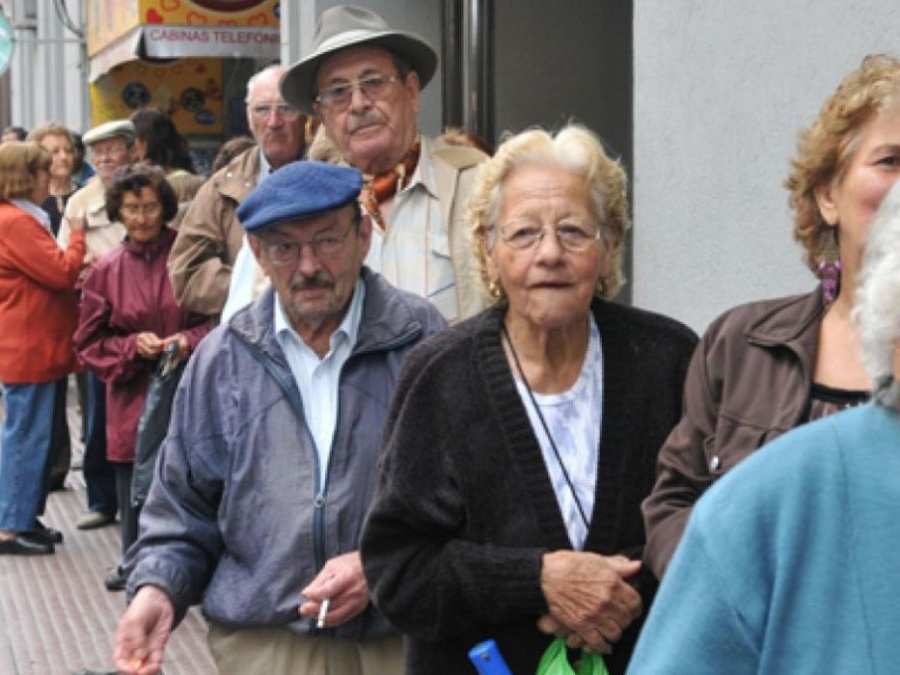 En Argentina un jubilado necesita 2 años y medio de haberes para juntar lo que gana un senador por mes