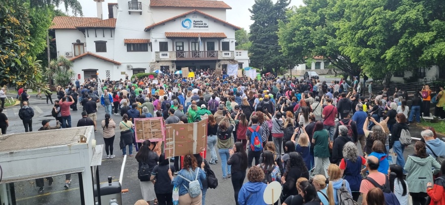 Tensión en la Agencia Nacional de Discapacidad: manifestantes ingresaron al edificio y exigen respuestas al Gobierno