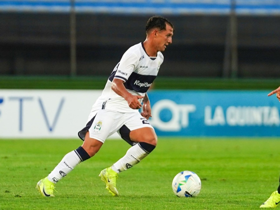 Un futbolista del Lobo sufrió una grave lesión y será baja por varios meses