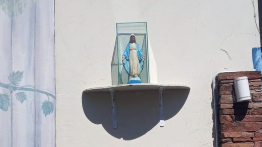 Volvieron a colocar la Virgen en el bar platense donde aseguran que se apareció años atrás