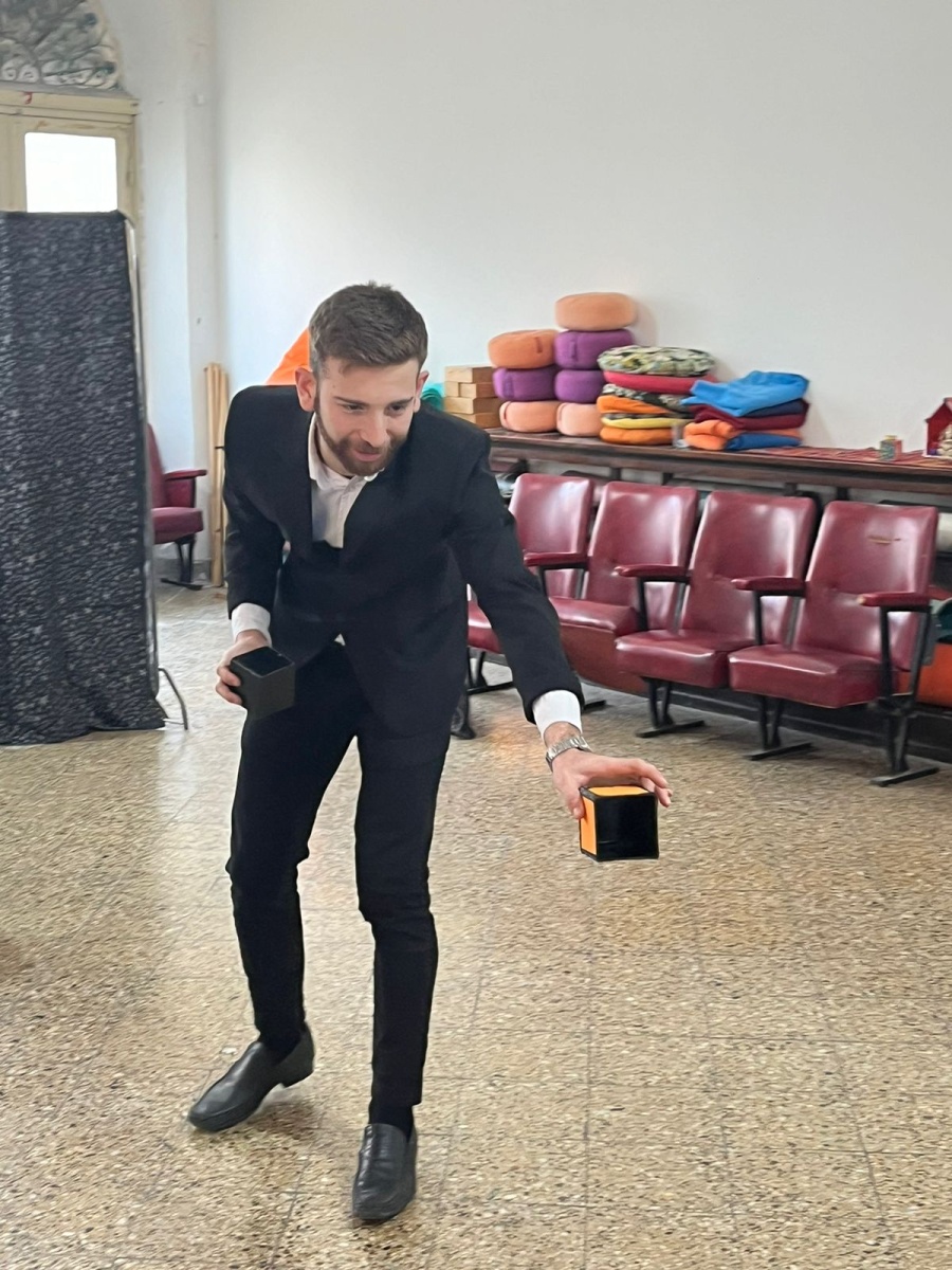 Trabaja en una fábrica de helados muy conocida de La Plata y en sus tiempos libres es mago a beneficio