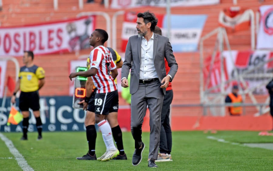 Con un cambio, el Pincha se instaló en Rosario para buscar su primera victoria ante Newell's