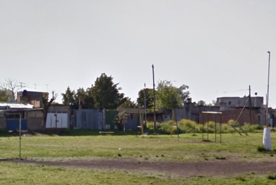 Vecinos de Los Hornos piden luminarias en una plaza del barrio y aseguran que ”nadie se hace cargo”