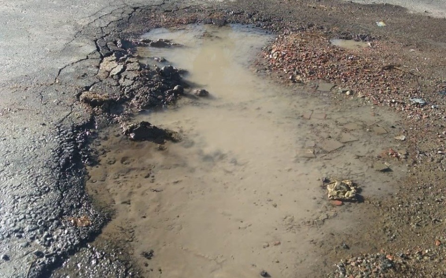 Una pérdida de agua en 79 y 8 ya ”cumplió” un año y afirman que ”cada vez se agranda más”