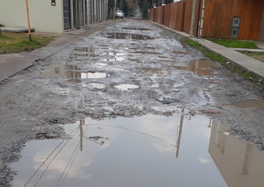 Una calle de City Bell quedó completamente intransitable ante las últimas lluvias y piden una solución urgente