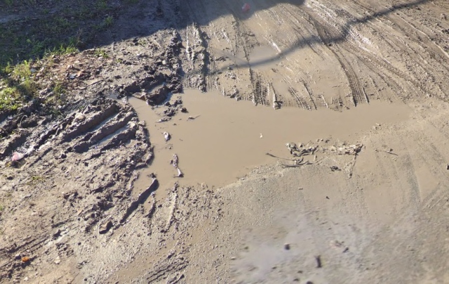 Vecinos de Ringuelet piden mejoras en una calle de la zona porque siempre es un “barrial”