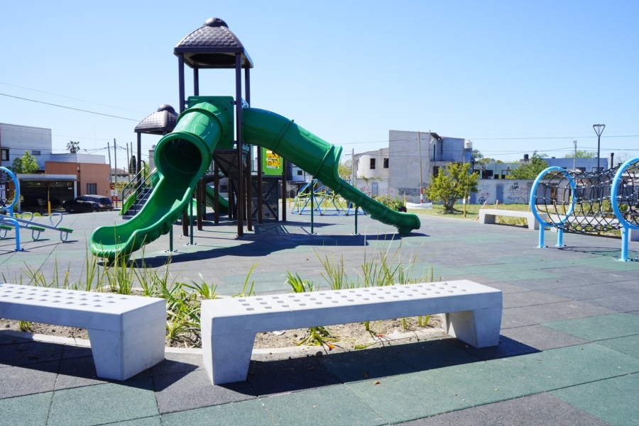 Se puso en funcionamiento el skatepark de Villa Elvira con un nuevo patio de juegos temático y moderno