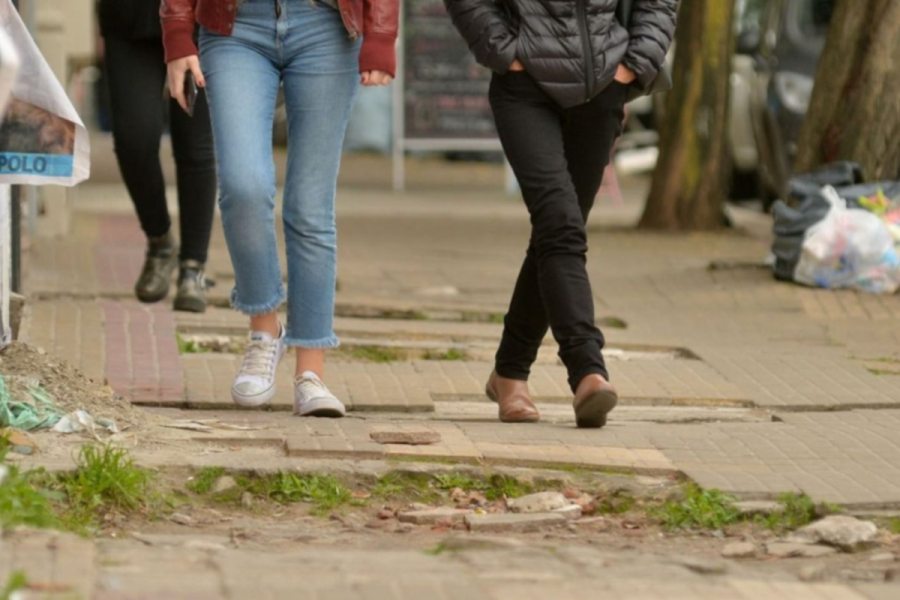 Descubrió un raro secreto sobre las baldosas de La Plata, lo compartió y sorprendió a todos: ”Ahora camino mirando al piso”