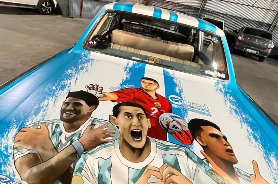 La Scaloneta en La Plata: un hombre ploteó su auto con la selección argentina y es viral