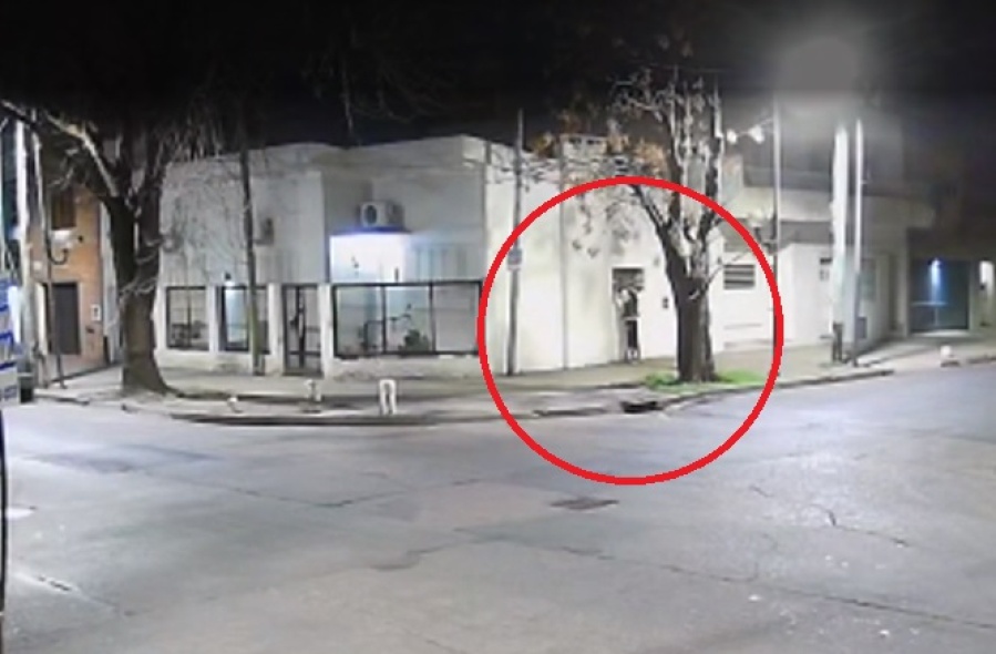 Un ladrón trepó una pared, se metió por una ventanita y robó un celular en La Plata