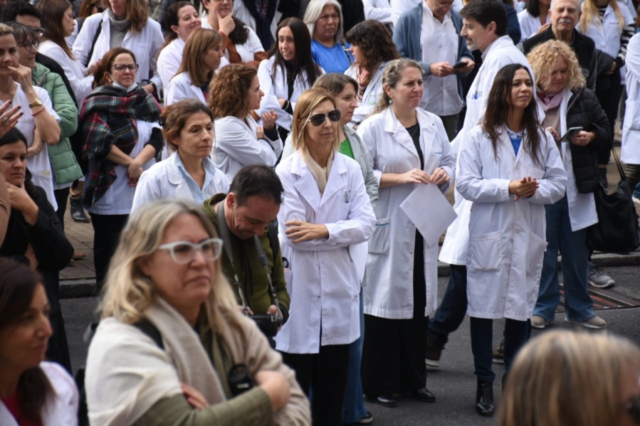 Tras el ataque a una Jefa de Guardia del Hospital de Niños de La Plata, se realizó una suelta de globos para ”pedir paz”