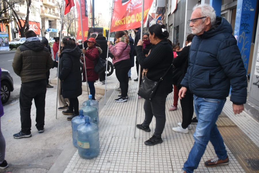 La Izquierda junto a asambleas barriales reclamaron en La Plata por la problemática del agua: ”El 45% se pierde por roturas”