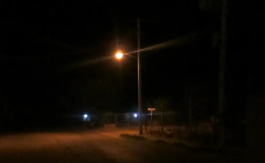 Vecinos de Villa Elisa piden que cambien los focos de luz de varias calles porque ”hace 5 años que venimos reclamando”