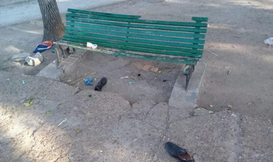 ”Es lamentable”: vecinos de Plaza Azcuénaga reclamaron por el deplorable estado de un banco
